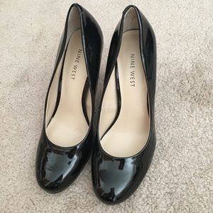 Nine West black round toe patent leather pump